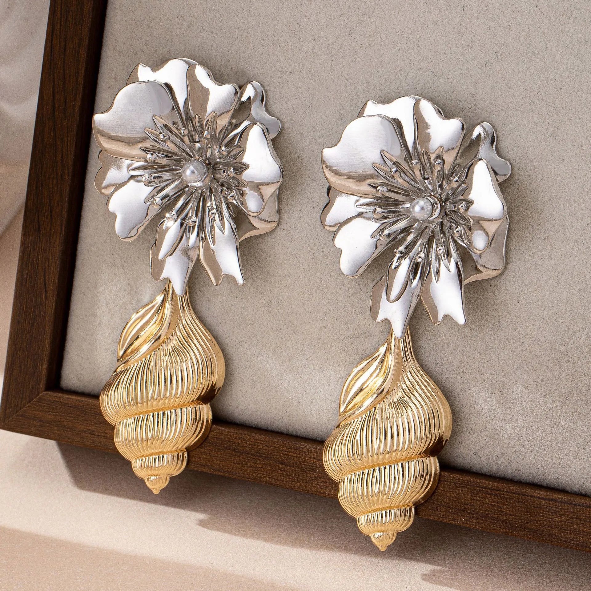 Trendy Dual-Colored Flower Pearl Earring